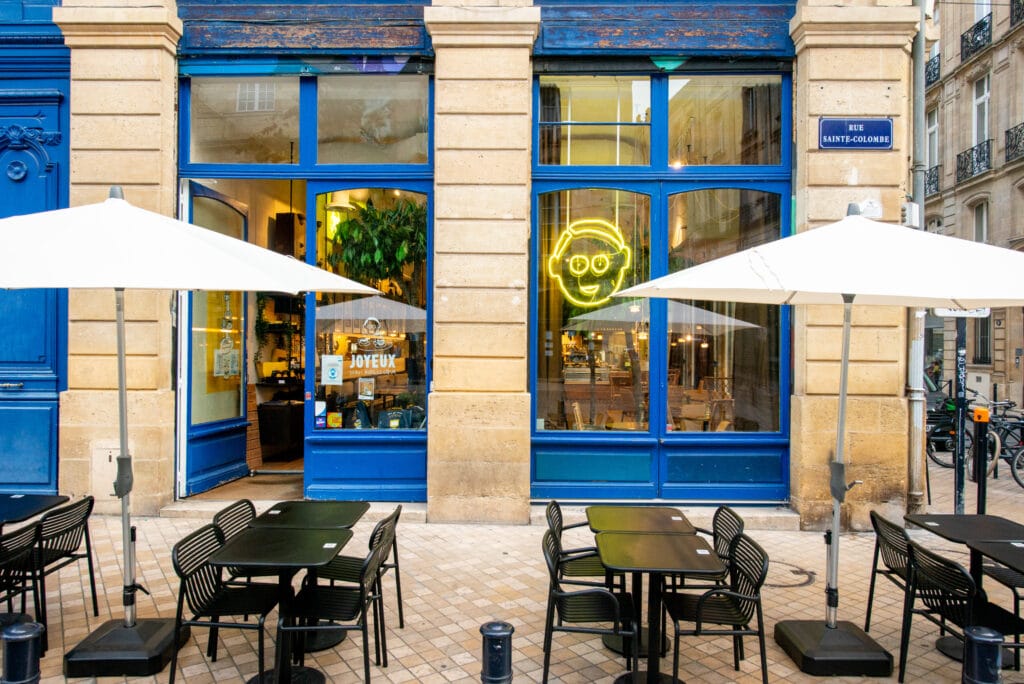 Café joyeux avec belle terrasse à Bordeaux