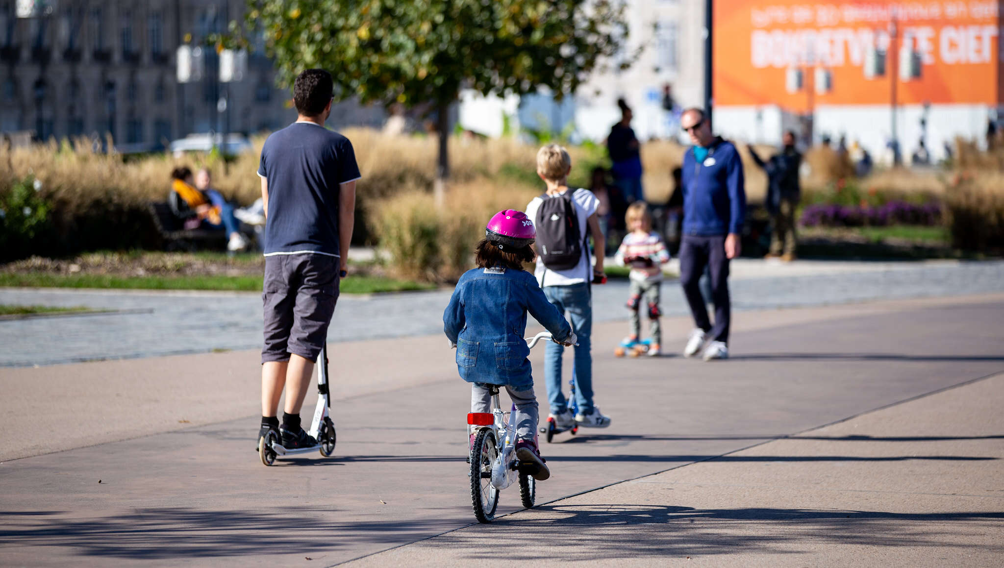 balade en vélo en famille sur les quais de Bordeaux