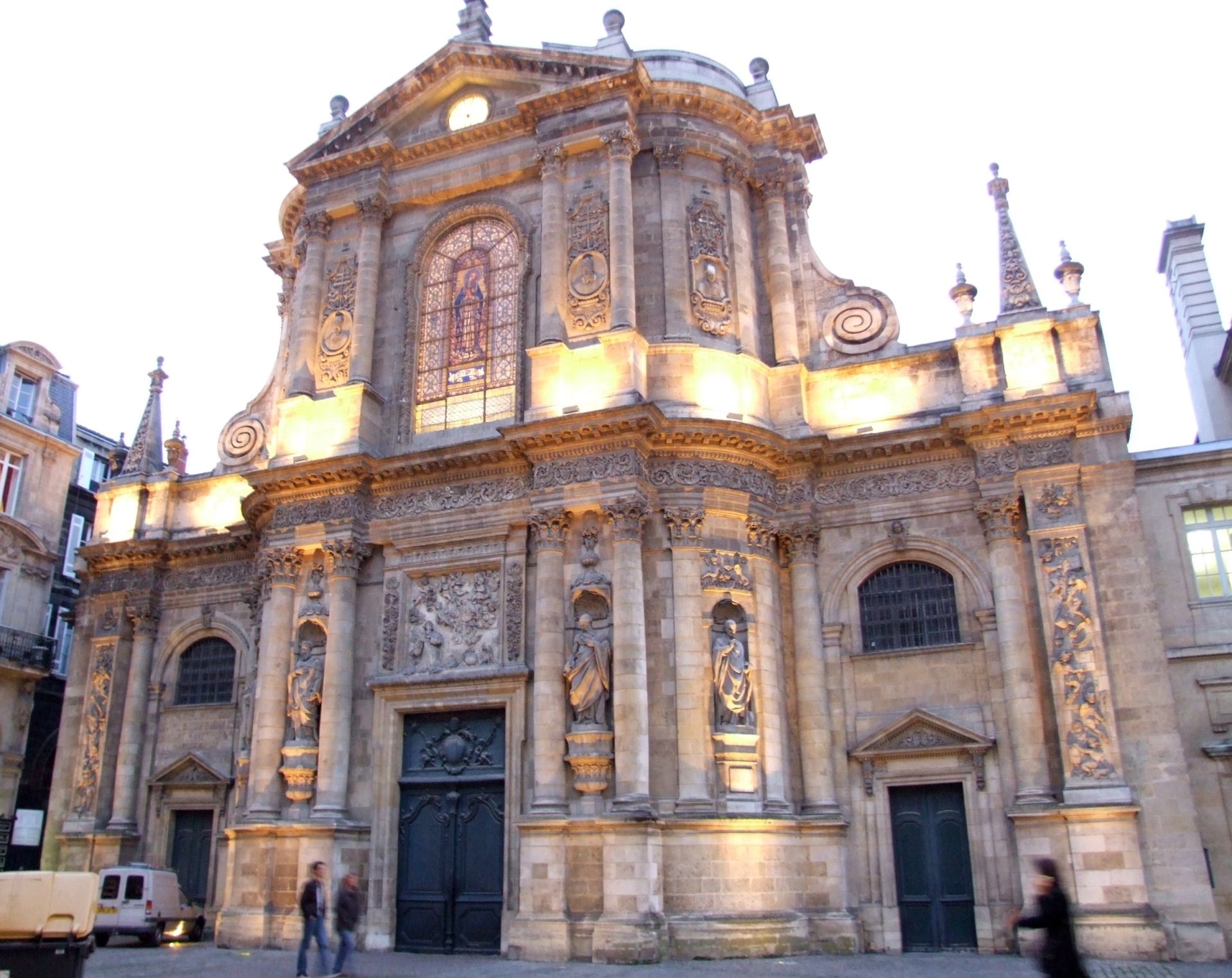 Façade illuminée de l'église Saint-Bruno des Chartreux à Bordeaux, architecture baroque avec colonnes, sculptures dorées et dôme octogonal