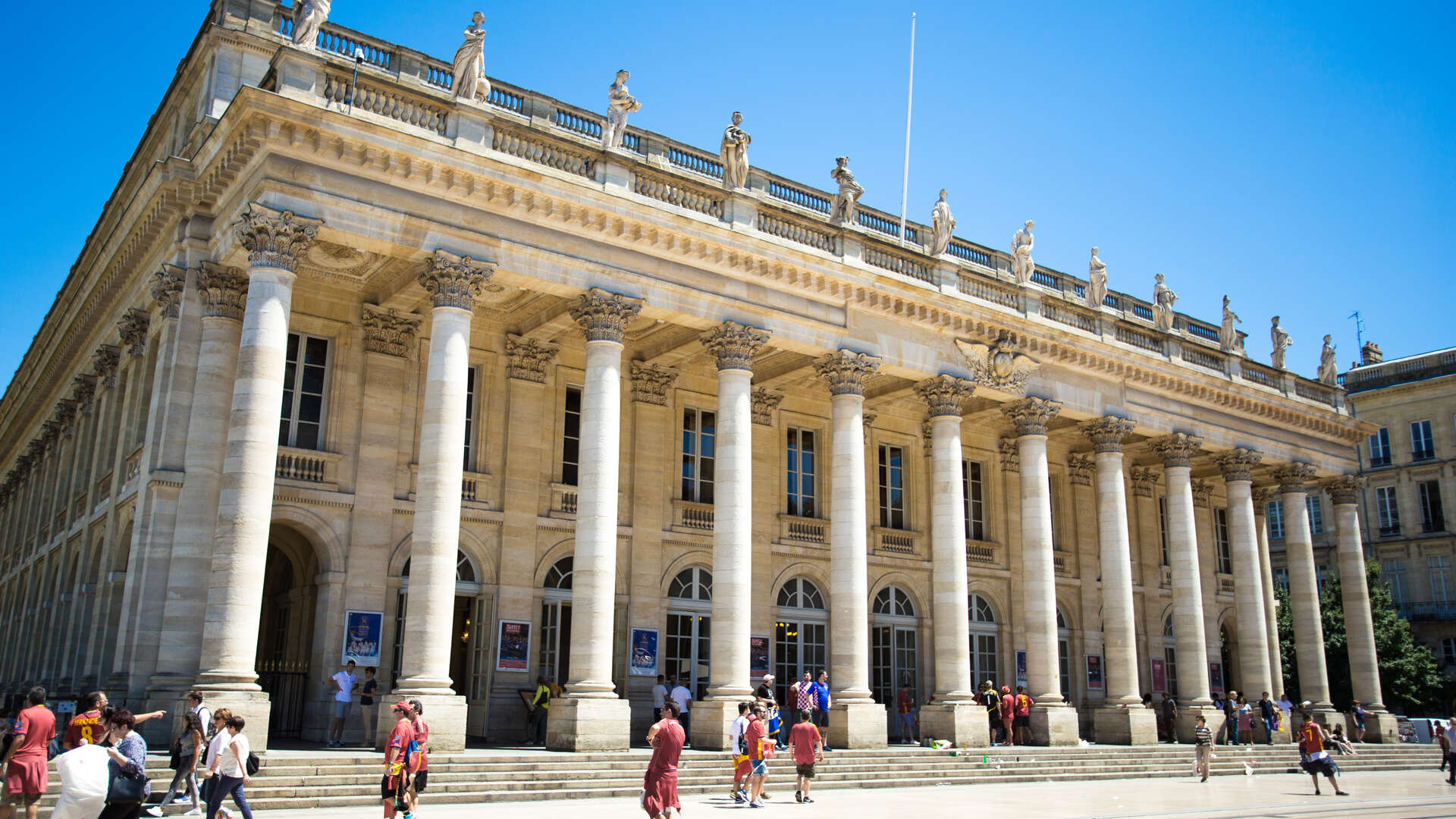 Le Grand Théâtre de Bordeaux, bâtiment néoclassique aux façades en pierre de taille avec colonnes corinthiennes blanches, situé en centre-ville de Bordeaux.