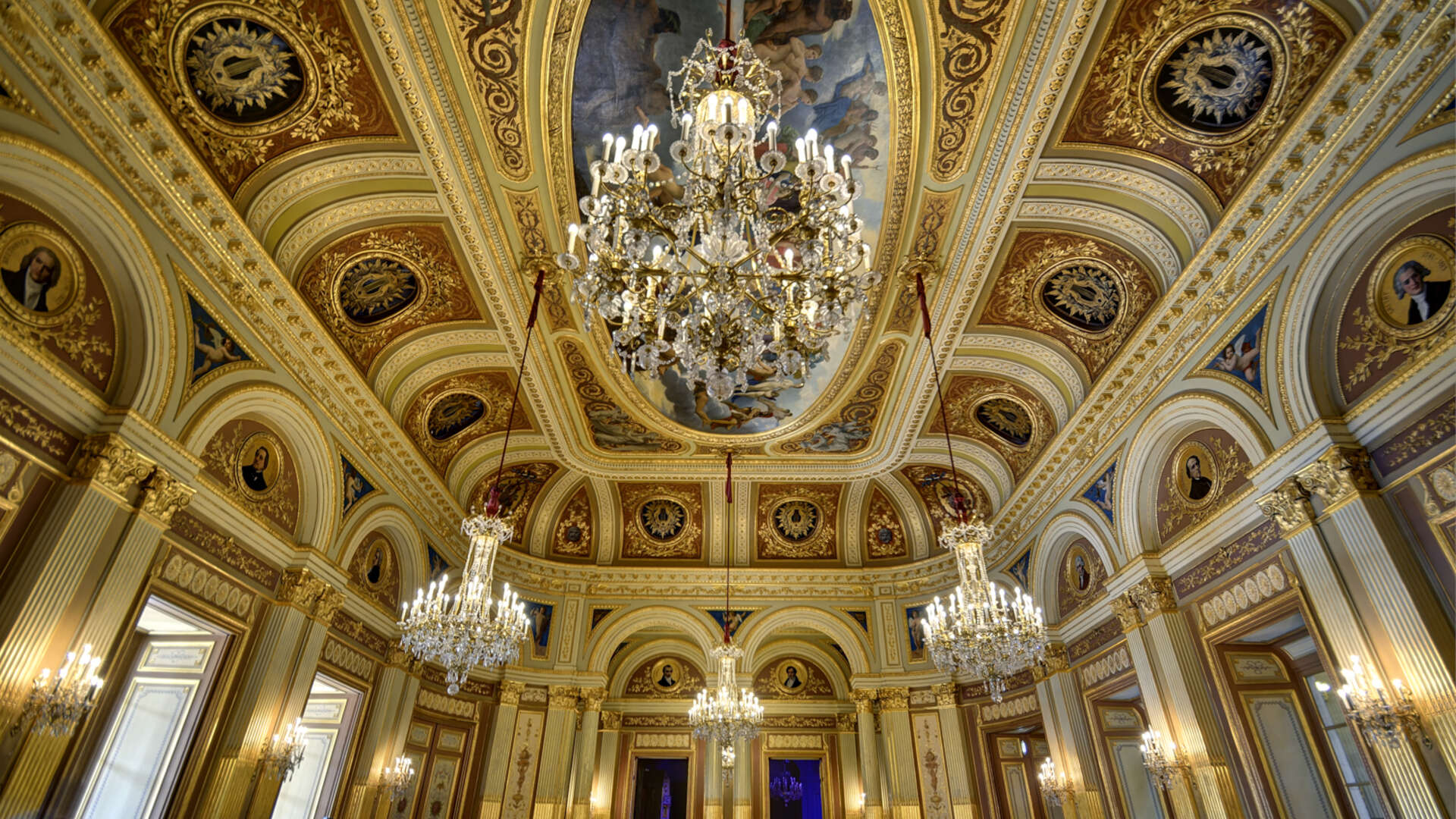 Plafond ornementé du Grand Théâtre de Bordeaux avec décoration dorée, fresques mythologiques, lustres en cristal et colonnes corinthiennes