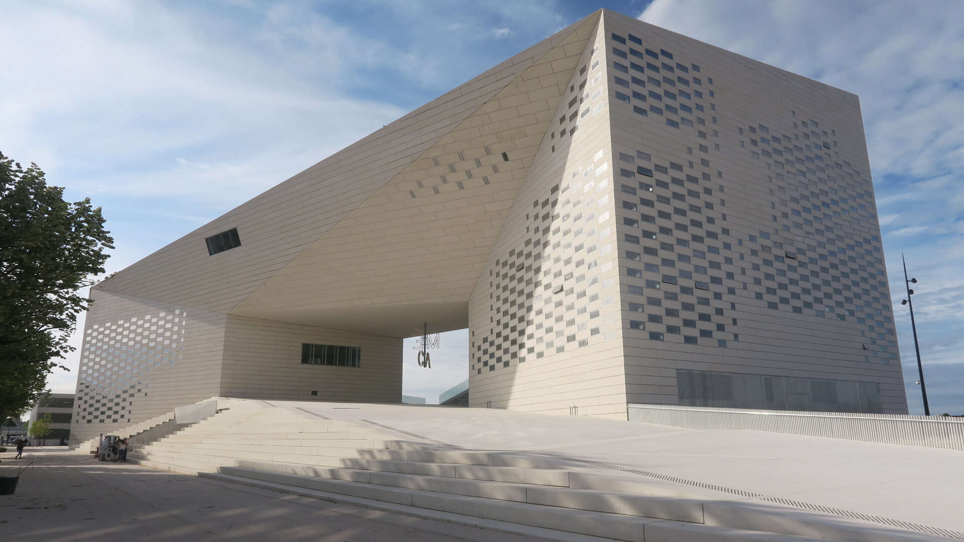 La Cité du Vin à Bordeaux, bâtiment architectural moderne en forme de carafe avec façade blanche ajourée et structure géométrique distinctive