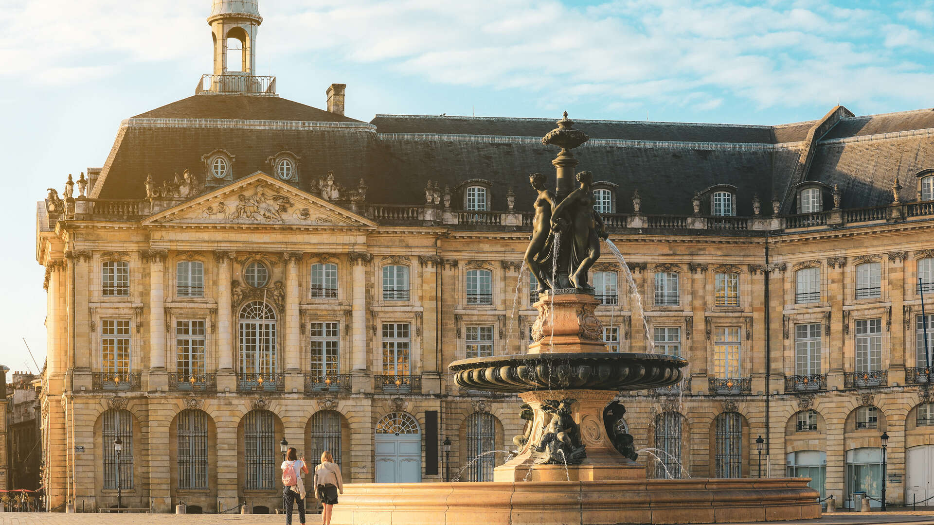 La Place de la Bourse à Bordeaux avec son bâtiment historique de style Louis XV et sa fontaine monumentale au premier plan