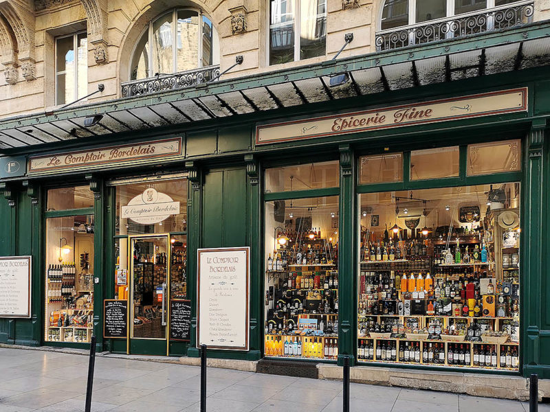 Devanture du Comptoir Bordelais et Chicorie Rhine, magasin de vins et spiritueux à Bordeaux avec vitrines exposant des bouteilles et produits locaux