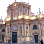 Façade illuminée de l'église Saint-Bruno des Chartreux à Bordeaux, architecture baroque avec colonnes, sculptures dorées et dôme octogonal