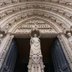 Portail gothique de la Cathédrale Saint-André de Bordeaux avec ses sculptures de saints en pierre et son tympan richement orné, montrant l'architecture religieuse médévale du XIIe siècle.