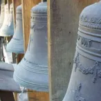 Détail des cloches de la Flèche Saint-Michel à Bordeaux, alignées verticalement avec leurs ornements en relief visibles