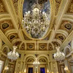 Plafond ornementé du Grand Théâtre de Bordeaux avec décoration dorée, fresques mythologiques, lustres en cristal et colonnes corinthiennes