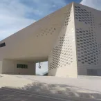 La Cité du Vin à Bordeaux, bâtiment architectural moderne en forme de carafe avec façade blanche ajourée et structure géométrique distinctive