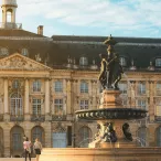 La Place de la Bourse à Bordeaux avec son bâtiment historique de style Louis XV et sa fontaine monumentale au premier plan