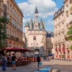 Porte Cailhau côté place.jpg