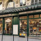 Devanture du Comptoir Bordelais et Chicorie Rhine, magasin de vins et spiritueux à Bordeaux avec vitrines exposant des bouteilles et produits locaux