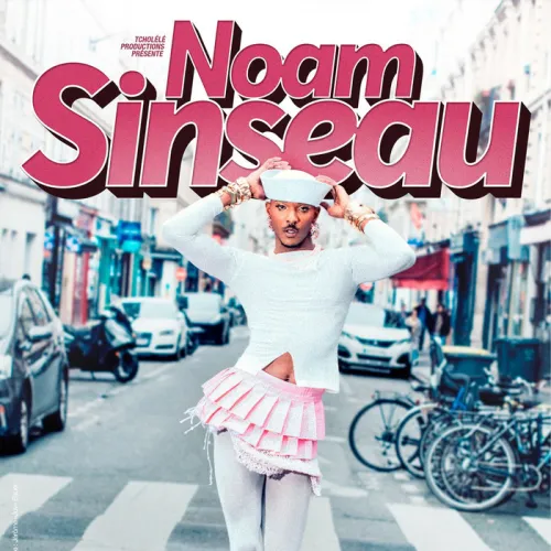 Affiche musicale présentant Noam Sinseau en tenue blanche et rose dans une rue de Bordeaux, produite par Tcholélé Productions