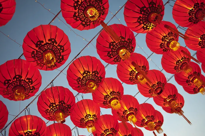 Lanternes rouges chinoises illuminées suspendues au ciel bleu, décoration pour la célébration du Nouvel An chinois à Bordeaux