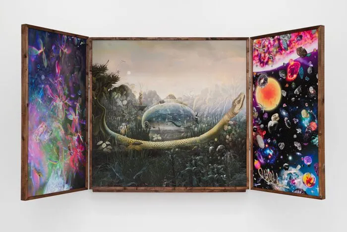 Triptyque ouvert présentant une installation artistique surréaliste avec un serpent géant enroulé autour d'une sphère contenant un paysage, flanqué de panneaux latéraux colorés aux motifs abstraits et floraux.