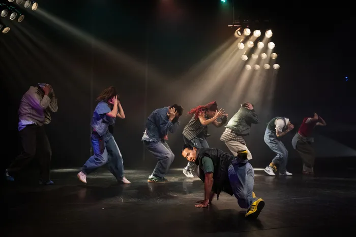 Groupe de danseurs hip-hop en action sur scène à Bordeaux, Compagnie Wanted Posse, spectacle Warriors, avec éclairages professionnels.