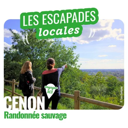 Deux randonneurs observent le paysage vallonné de Cenon depuis un point de vue en hauteur entouré de végétation verdoyante