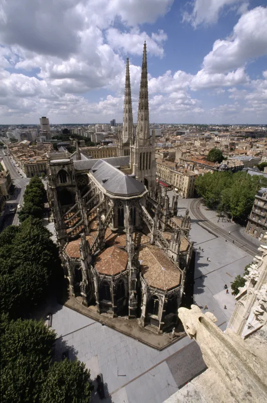 Cette photo met en avant la Cathédrale Saint-André. La vue est plongeante, car la photographie est prise depuis le haut de la Tour Pey-Berland.