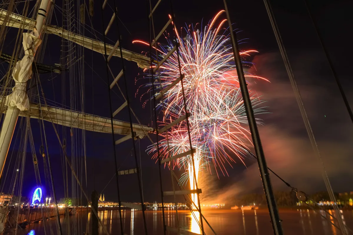 Bordeaux Fête le Vin - voilier et feu d'artifice