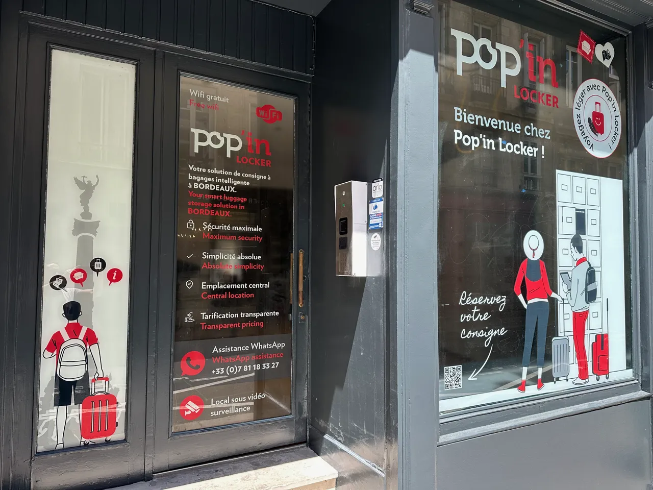 Devanture du service de consigne intelligente Pop'in Locker à Bordeaux, avec vitrines affichant les caractéristiques du service et des illustrations de voyageurs avec bagages
