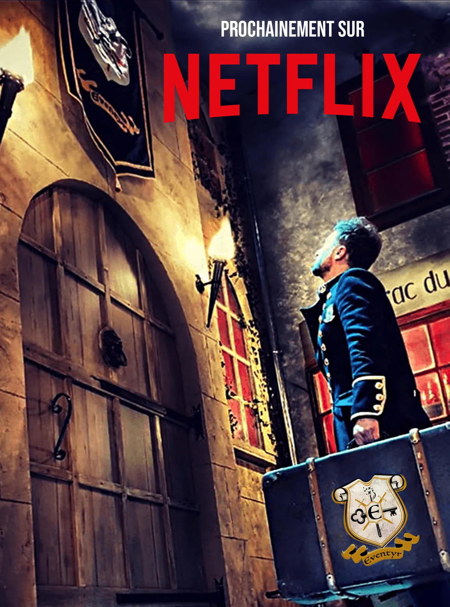 Affiche Netflix montrant un homme en costume bleu debout sur un balcon dans une ruelle historique de Bordeaux avec architecture ancienne et enseignes lumineuses, texte 'Prochainement sur Netflix'