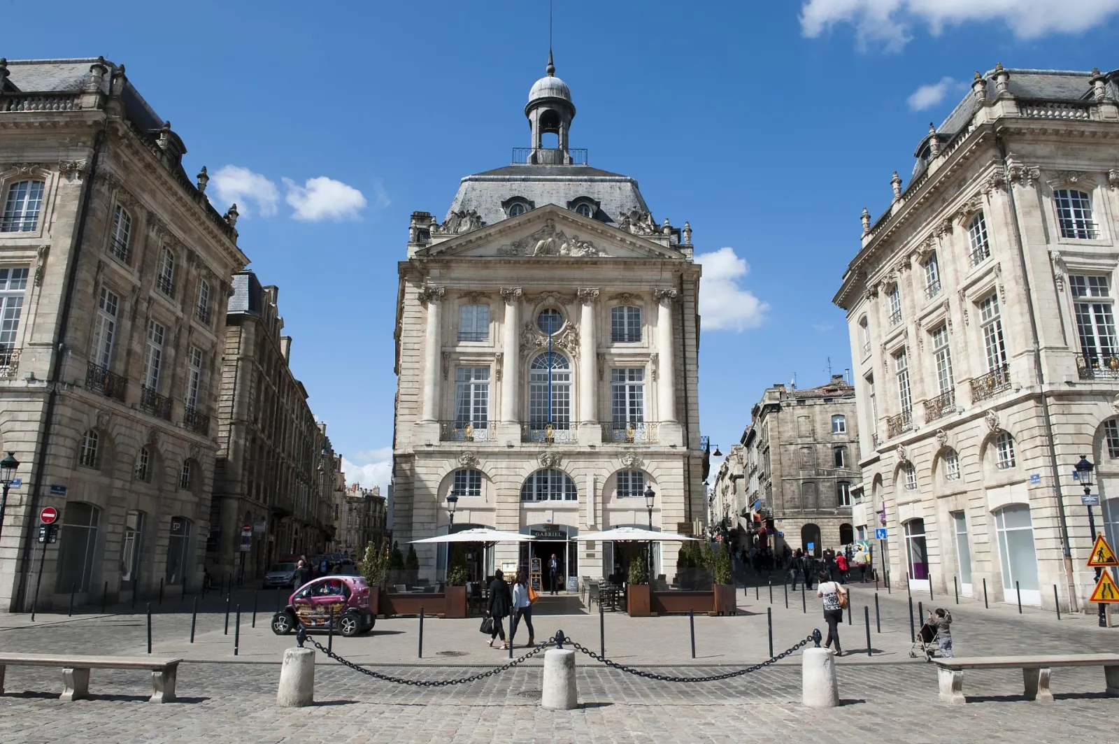 L'Observatoire de Bordeaux, bâtiment néoclassique avec dôme blanc, situé sur une place pavée entouré d'immeubles haussmanniens à Bordeaux.