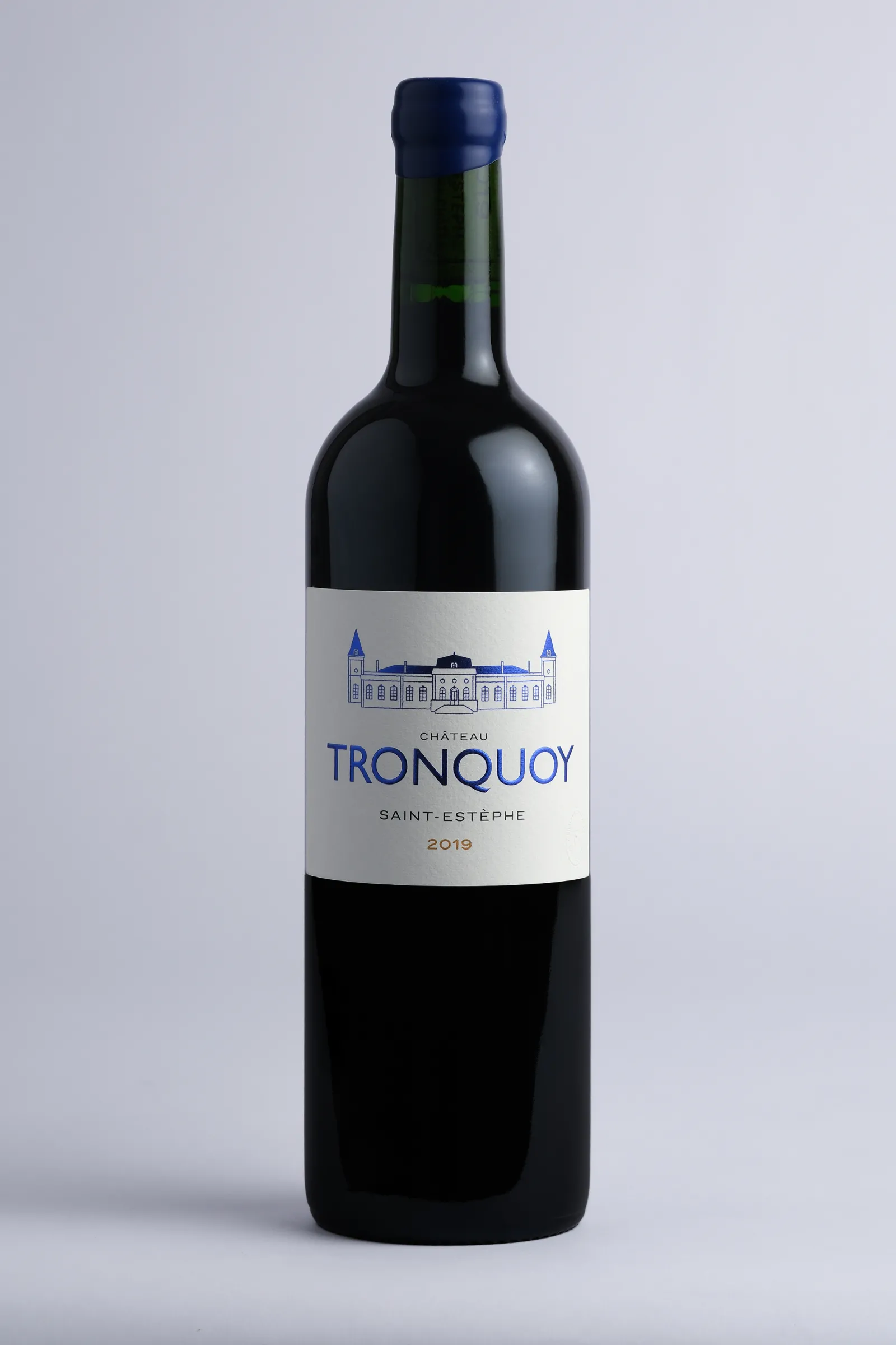 Bouteille de vin rouge Château Tronquoy 2019 de Saint-Estèphe, Bordeaux, avec étiquette blanche et capsule bleue marine