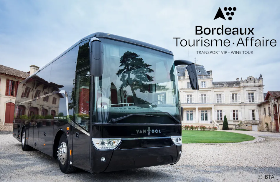 Autocar noir VanHool de BTA stationné devant un château bordelais, utilisé pour les tours du vin et transports VIP à Bordeaux
