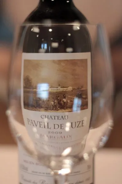 Bouteille de vin rouge Château Paveil de Luze 2009 de Margaux, Bordeaux, avec étiquette illustrée d'une scène champêtre historique