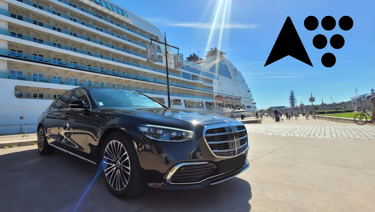 Voiture de luxe noire Mercedes stationnée devant un navire de croisière dans le port de Bordeaux, avec la ville en arrière-plan