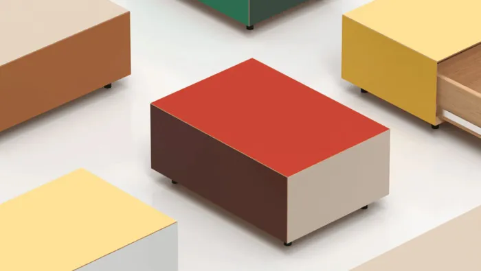 Collection de meubles design aux formes épurées et aux couleurs variées : rouge, jaune, marron et vert, présentés dans un espace blanc minimaliste.