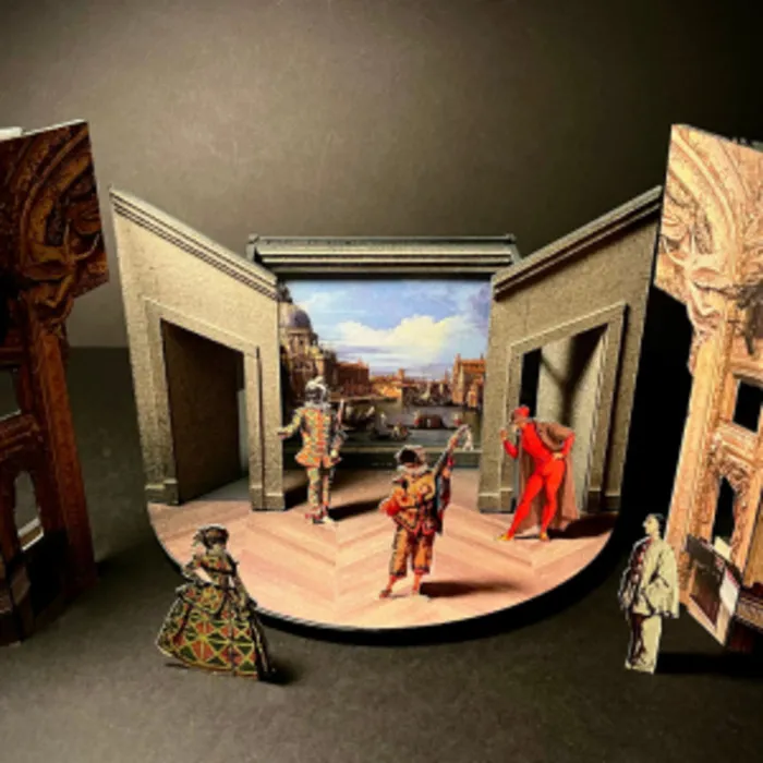 Maquette de scène de théâtre représentant une mise en scène de l'Opéra-Comique avec des personnages en costumes colorés sur un plateau en demi-cercle, encadré par des décors architecturaux et un fond de ville.