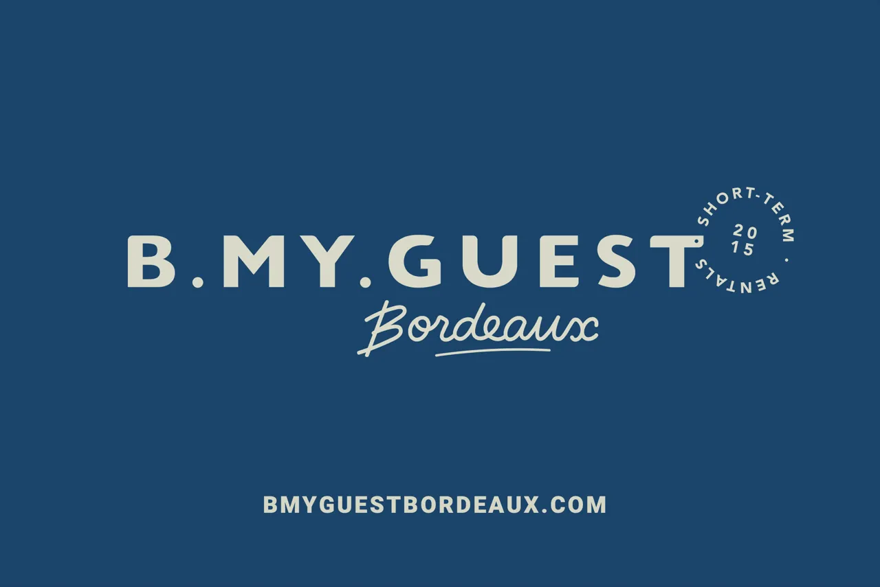 Logo B.MY.GUEST Bordeaux avec badge court terme 2015 et site web bmyguestbordeaux.com sur fond bleu