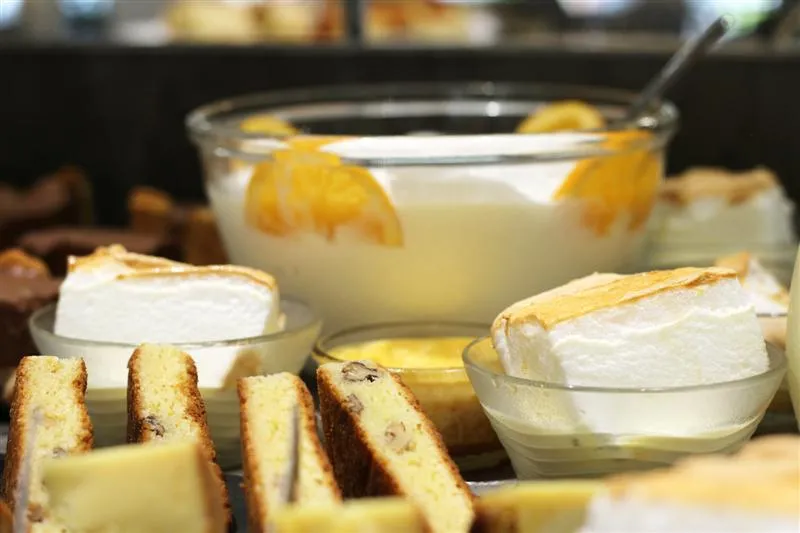 Plateau de dégustation avec tranches de cake aux fruits secs, verres de mousse blanche et boisson à base de citron frais à Bordeaux