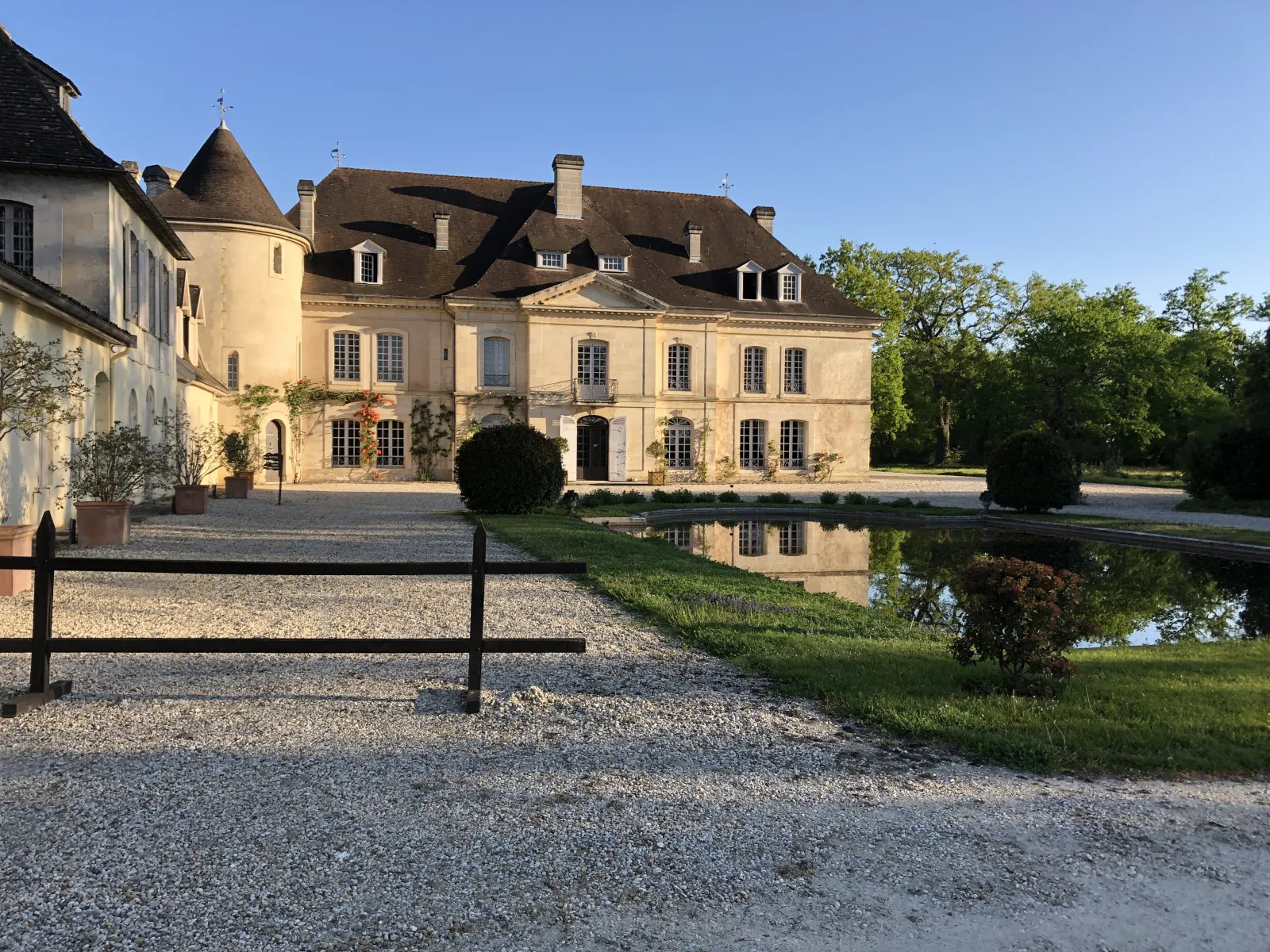 Château Bouscaut à Bordeaux, élégante demeure de style classique avec façade en pierre claire, toits en ardoise, entouré d'un petit plan d'eau et de verdure