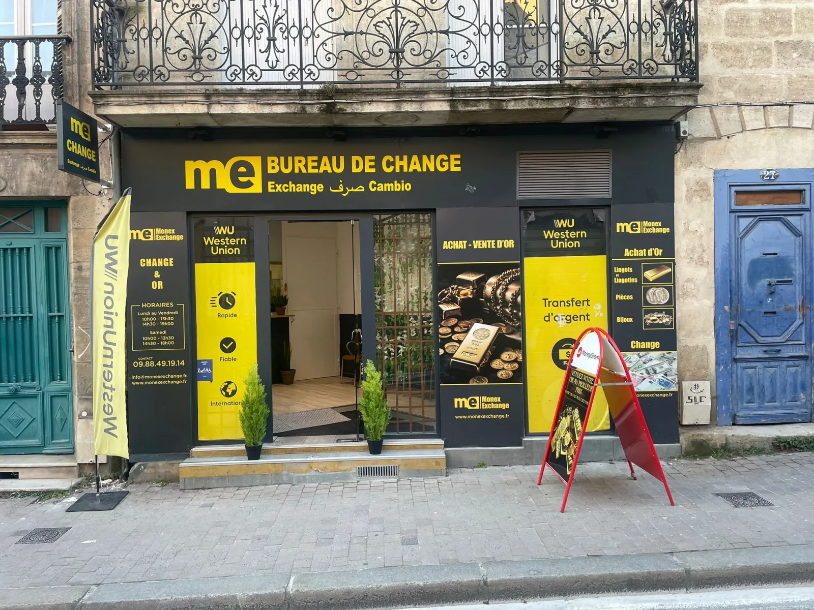 Devanture du bureau de change Monex Exchange à Bordeaux, avec signalétique jaune et noire indiquant les services de change et Western Union, situé rue Victor Hugo.