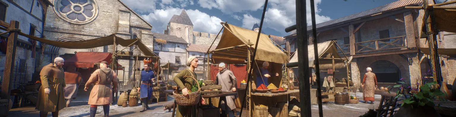 Reconstitution d'une place de marché médiévale à Bordeaux avec des personnages en costumes d'époque, des étals marchands sous des toiles, des bâtiments en pierre et une forteresse en arrière-plan.