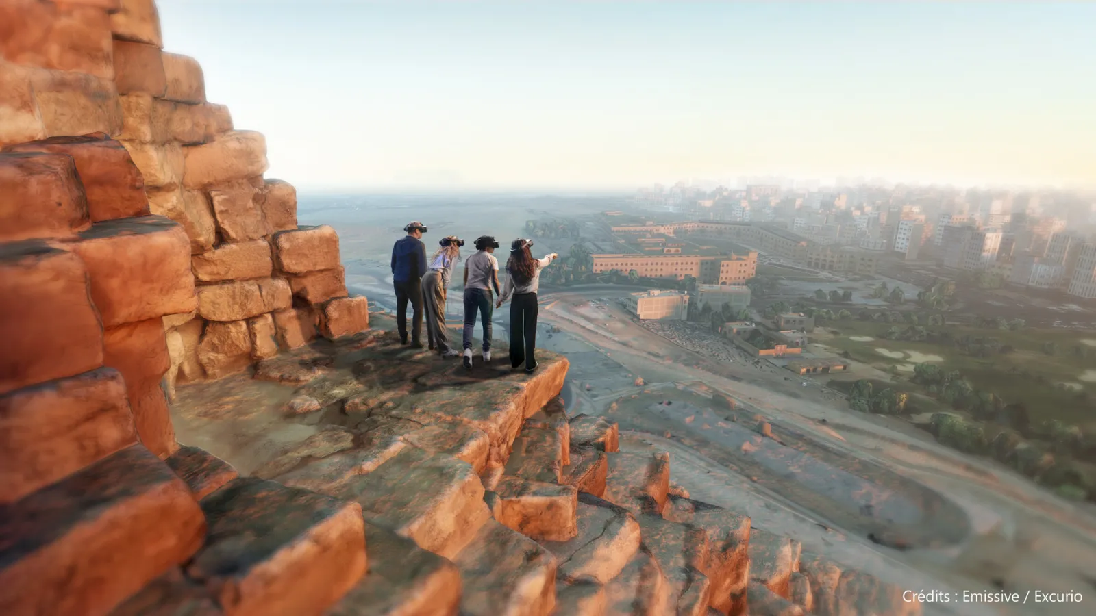 Groupe de quatre personnes observant la vue panoramique de Bordeaux depuis les roches rouges d'une falaise, avec la ville, le fleuve et les bâtiments visibles en arrière-plan sous un ciel clair.