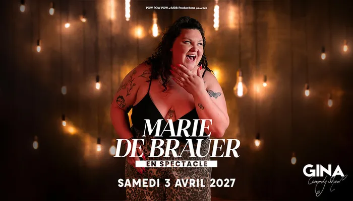 Affiche du spectacle de Marie De Brauer à Bordeaux le samedi 3 avril 2027, présentée par GINA Comedy Show. La comédienne sourit face à la caméra dans une robe rouge ornée de motifs, sur un fond doré avec des lumières.
