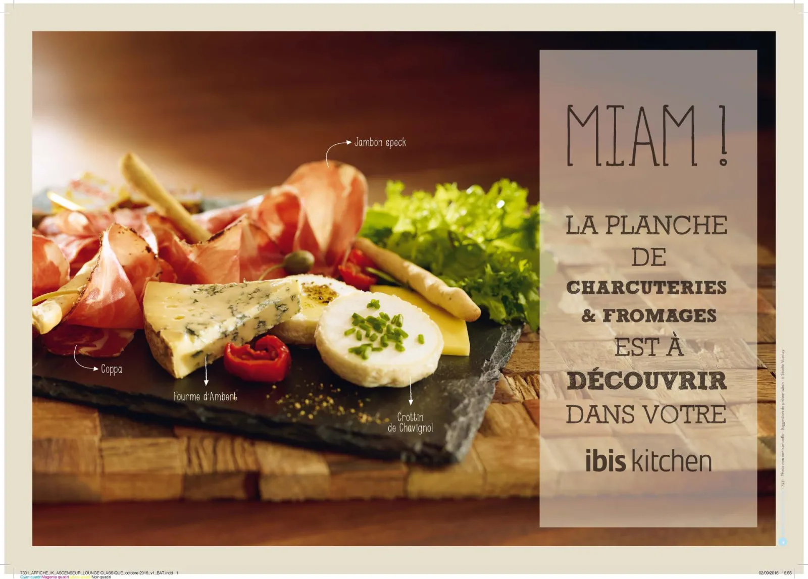 Planche de charcuteries et fromages bordelais présentée à l'Ibis Kitchen de Bordeaux, avec jambon speck, coppa, fourme d'Ambert et crottin de Chavignol, accompagnés de pain et salade verte