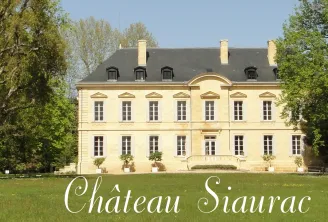Château Siaurac, élégante demeure classique aux façades jaune pâle avec toit ardoise, entourée de grands arbres centenaires et d'une pelouse verdoyante à Bordeaux.