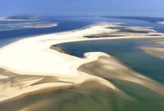 Vue aérienne de la réserve naturelle du Banc d'Arguin avec ses bancs de sable blanc et ses lagunes turquoise près de Bordeaux