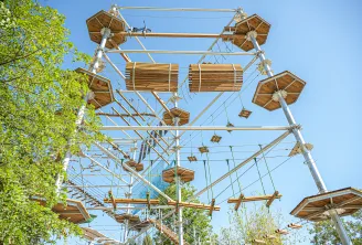 Parc d'aventure en hauteur avec parcours de cordes et plates-formes en bois suspendu entre les arbres, aux Cimes de Bordeaux à Pessac.