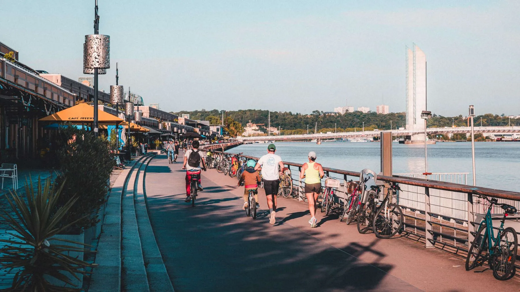 en famille sur les quais de Bordeaux