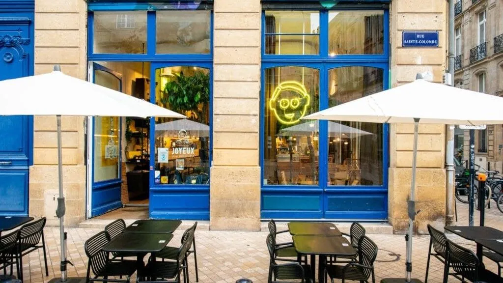 Café joyeux avec belle terrasse à Bordeaux