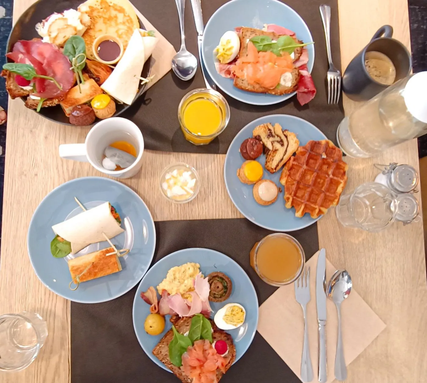 Un plateau repas, petit déjeuner à personnaliser avec une ph