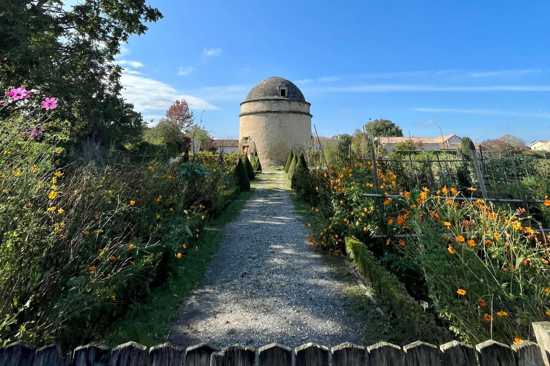 Potager du musée du maraîchage à Eysines et son pigeonnier