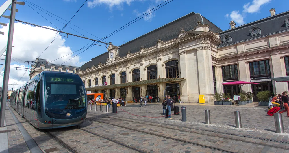 Comment se rendre à l’aéroport et à la gare de Bordeaux en transports en commun ?