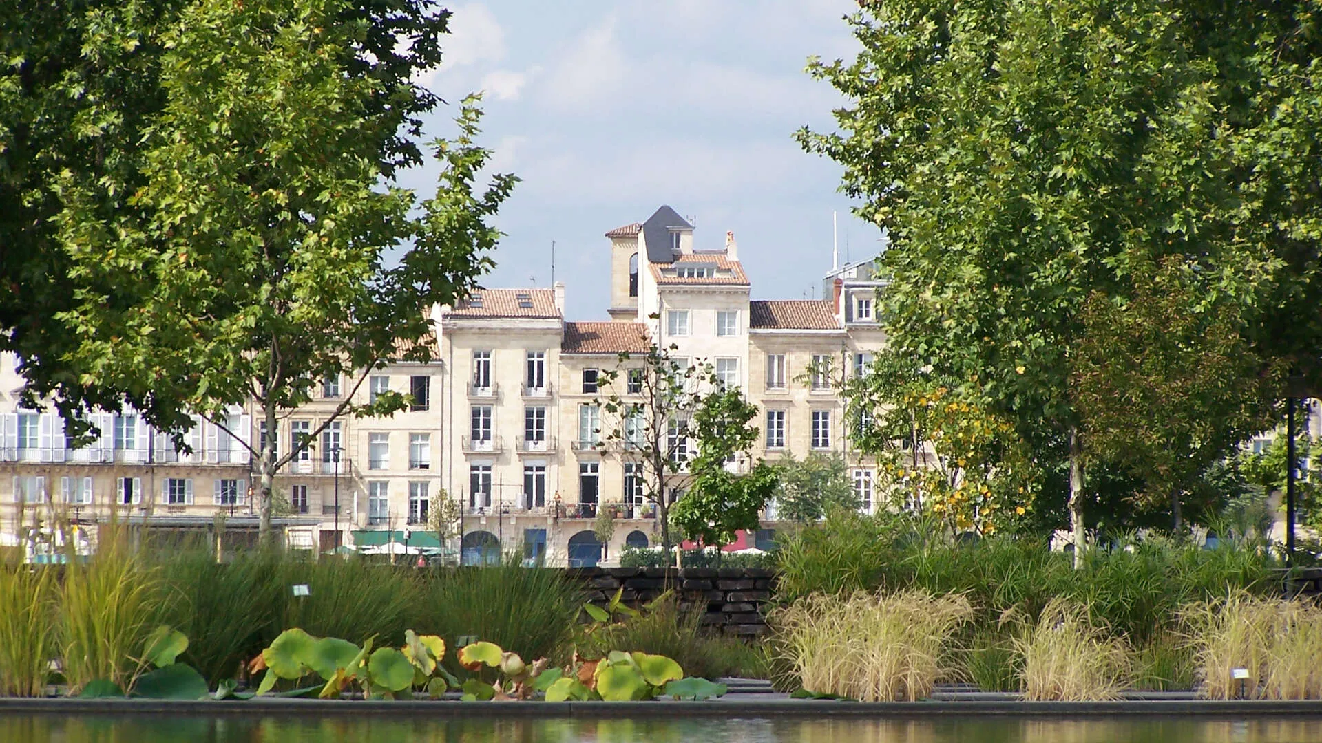 Jardin ouvert à l'ombre et vue sur la rive gauche de Bordeaux