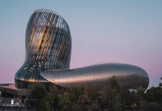 Cette photographie met en avant la Cité du Vin. 